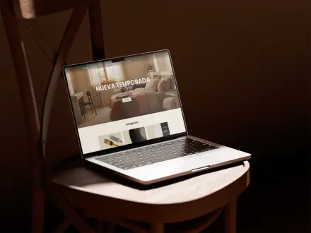 Tienda online de Aura Home Deco en una laptop