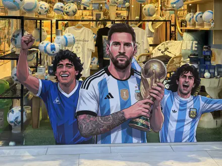 Vidriera del Mundial 2026 de Aura Home Deco