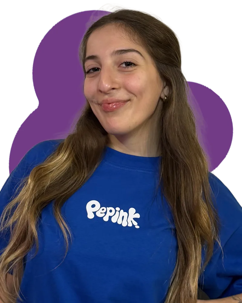 Delfo sonriendo de costado con remera azul de Pepink, recortada sobre una mancha violeta