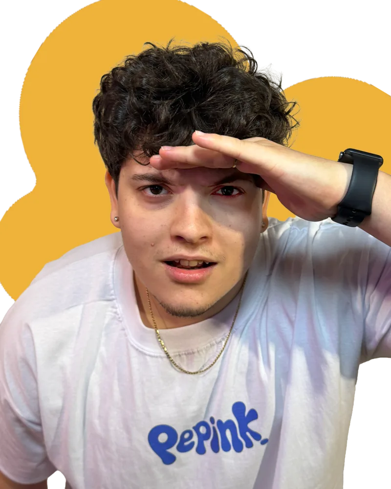 Ghire haciendo visera con la mano y remera blanca de Pepink, recortado sobre una mancha amarilla