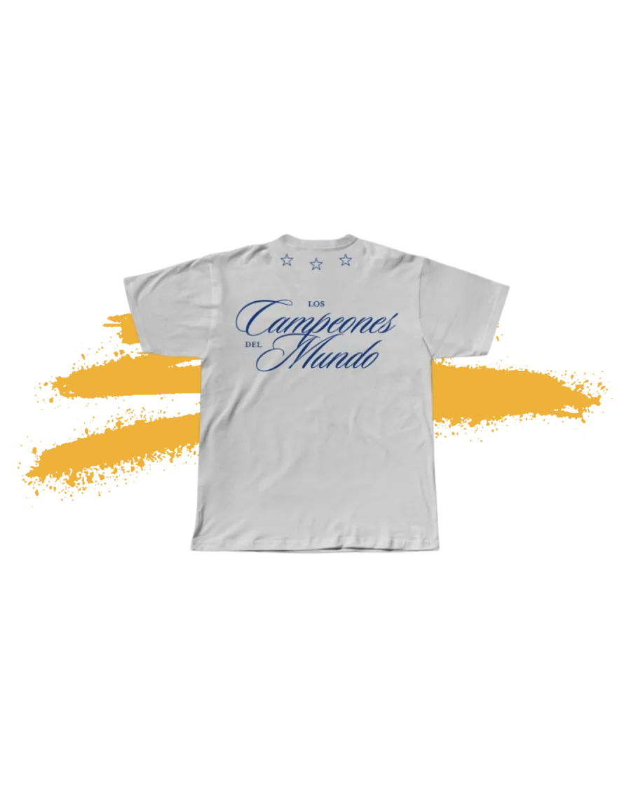 Remera blanca con la frase Los Campeones del Mundo en tipografía caligráfica