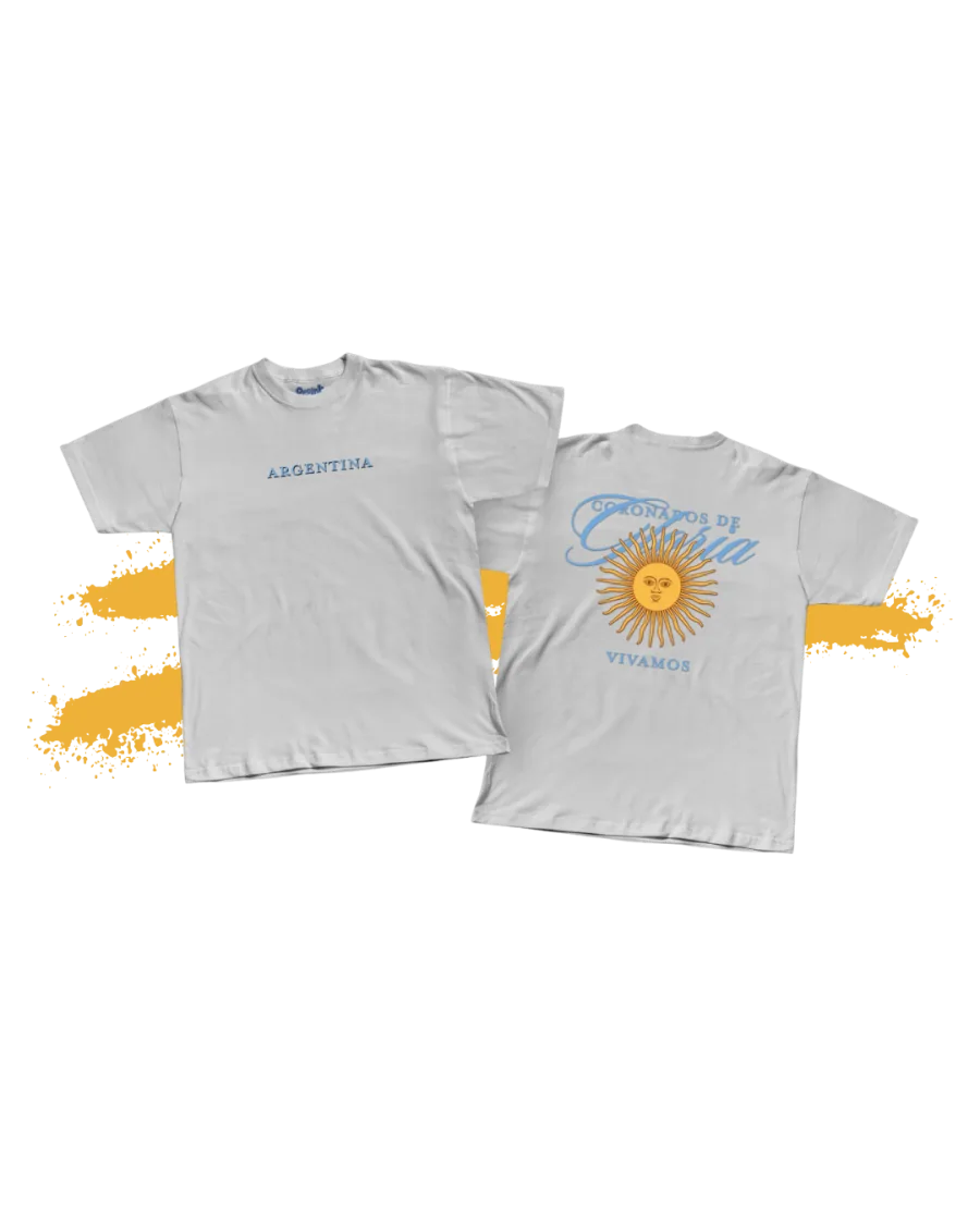 Remera gris con el Sol de Mayo y la frase Coronados de Gloria Vivamos
