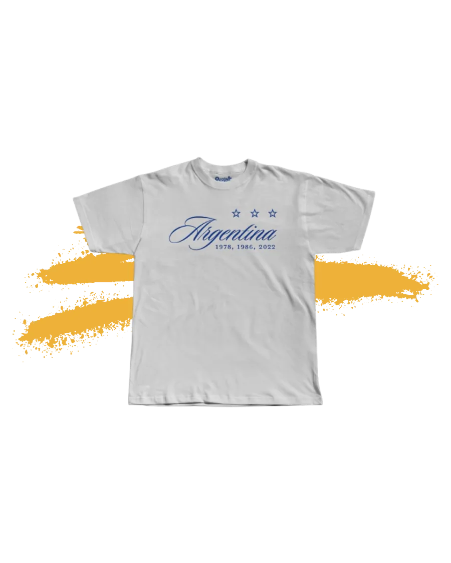 Remera gris con la palabra Argentina, tres estrellas y los años 1978, 1986 y 2022